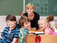 Schüler und Betreuerin im vor einer Tafel